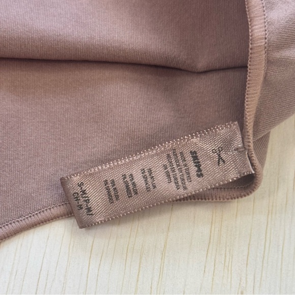 SKIMS ESSENTIAL CREW NECK SLEEVELESS BODYSUIT in Desert size S / M - Picture 4 of 4